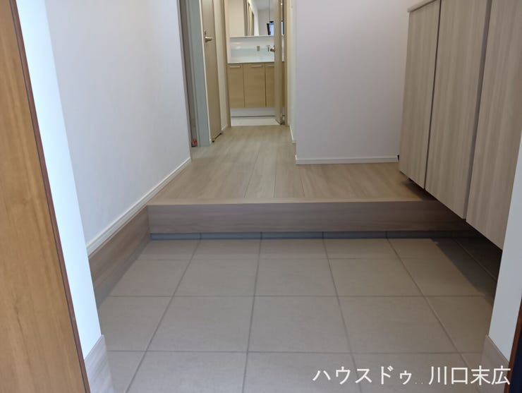 住まいの顔となるエントランス。段差を抑えたフラットな造りで、毎日の出入りがスムーズに行えます。