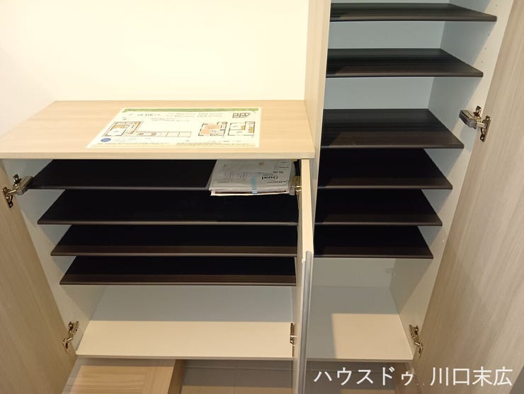 可動棚を採用した大容量のシューズボックス。ブーツや長靴など、高さのある靴もすっきりと整理できます。