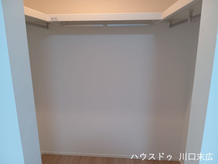 衣類をまとめて管理できるウォークインクローゼット。ハンガーパイプと上段の棚を活用し機能的に収納できます。