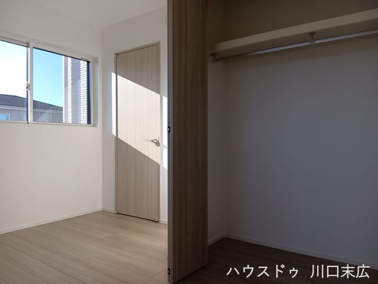 クローゼットを備え、プライベートな時間を過ごせる居室。シンプルな内装は様々なインテリアと調和します。