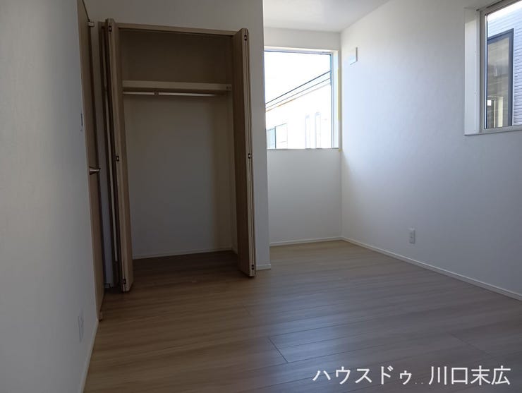 収納力のあるクローゼットを備えた個室。寝室や趣味の部屋、ワークスペースなど多様なライフスタイルに対応します。