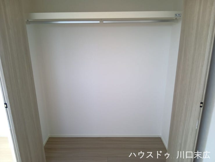 ハンガーパイプ付きのクローゼット。丈の長いコートやワンピースもシワにならず、美しい状態のまま保管できます。