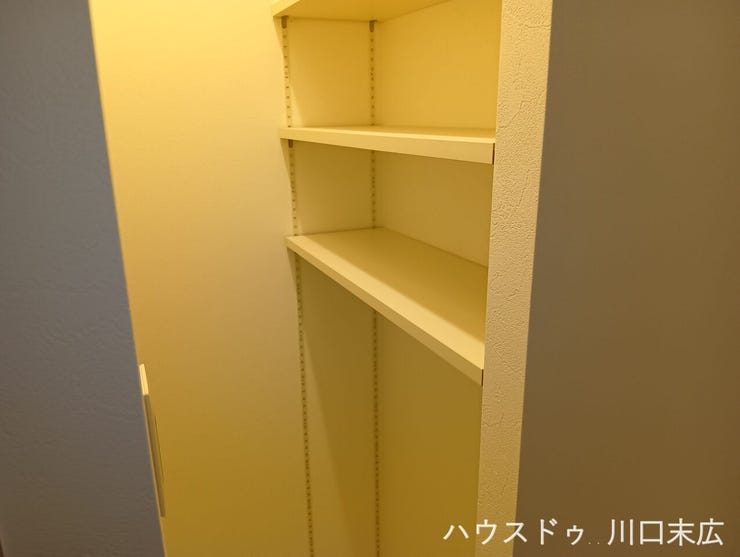 高さを自由に調整できる可動棚式の収納スペース。日用品のストックや掃除用具などを機能的に整理できます。