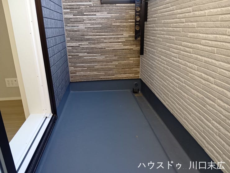 屋外の風を感じられるバルコニー。外壁のタイル調デザインがアクセントとなり、洗練された空間を演出します。