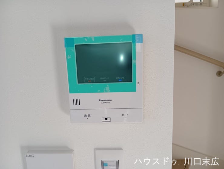 来訪者の顔を確認できるTVモニター付きインターホン。毎日の暮らしの安全を守る、安心の防犯設備です。