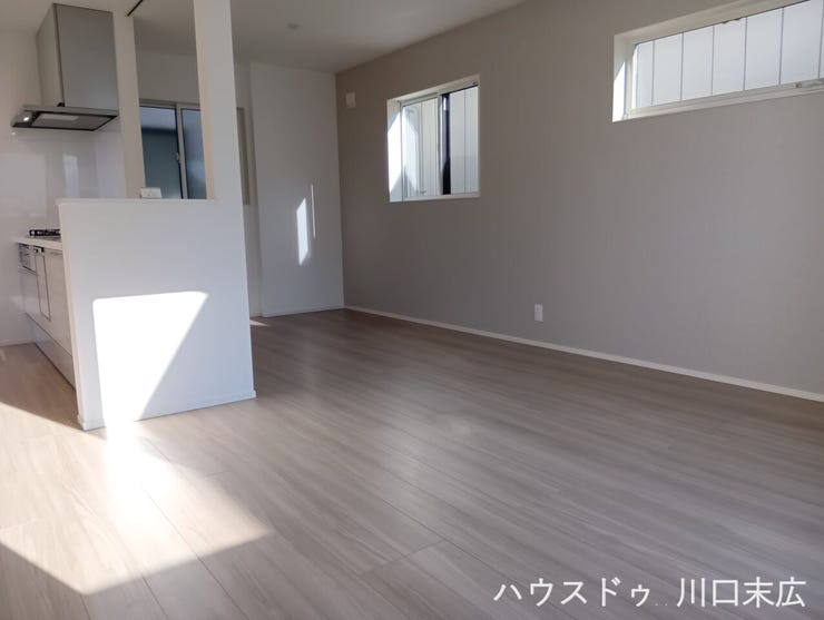 家族が集う憩いの空間。フローリングの木目が美しい、穏やかなプライベートタイムを演出する居室です。