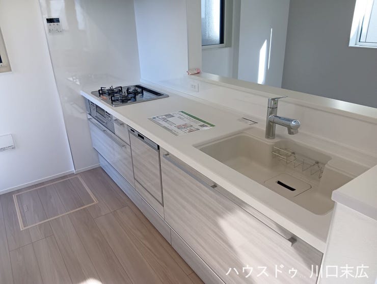 料理の動線を考慮したシステムキッチン。リビングを見渡せる対面式を採用し、家族との会話が弾む設計です。