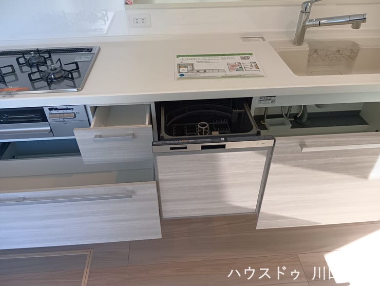 家事の負担を軽減するビルトイン食洗機を搭載。スライド式の引き出しは奥の調理器具も取り出しやすい構造です。