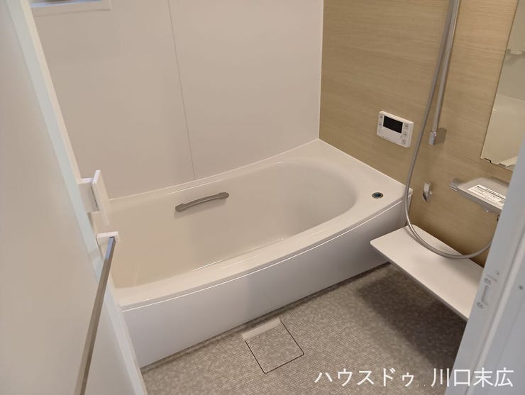 1日の疲れを癒すユニットバス。手すりやまたぎやすい浴槽を備え、世代を問わず使いやすい機能的な造りです。