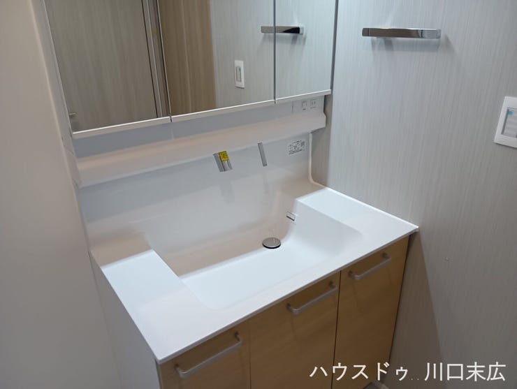 身支度を整える独立洗面化粧台。継ぎ目のないボウルはお手入れがしやすく、清潔な空間を保てます。