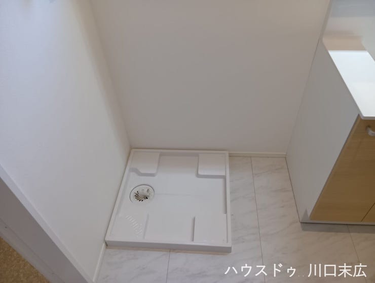 室内用の洗濯機防水パンを設置。水回りの設備が集約された設計で、日々の効率的な家事動線をサポートします。