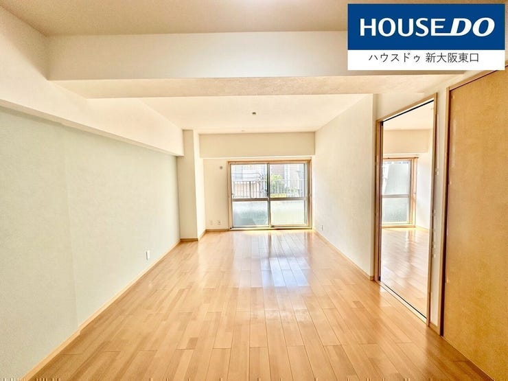 南向きのバルコニーからはお部屋の奥までしっかりと太陽の光が入ります。照明がなくてもこの明るさ!