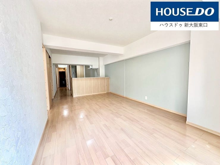 カウンターキッチンの前面も、フローリングやアクセントクロスとマッチしていて、とてもおしゃれです!