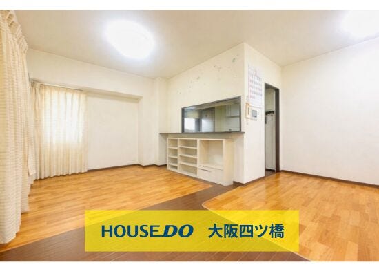 【リビング】
L字バルコニーに面した開放感のあるLDK。
17.6帖で、ゆとりのある空間です。
※AIによる家具消し修正済み