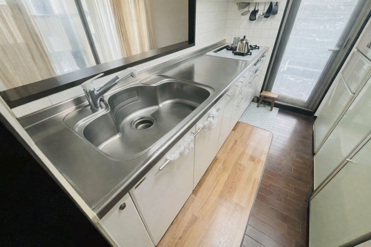 収納・作業スペースを兼ね備えたキッチン。バルコニーに通じる勝手口があり、通気性良好です◎
※AIによる家具消し修正済み