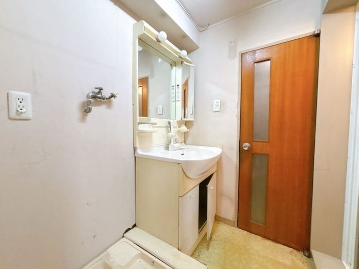 洗面室には洗濯機設置可能なスペースございます◎