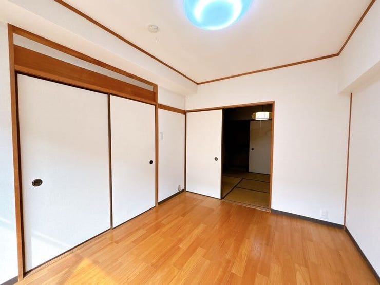 日当り良好の洋室!
明るい空間となっております。