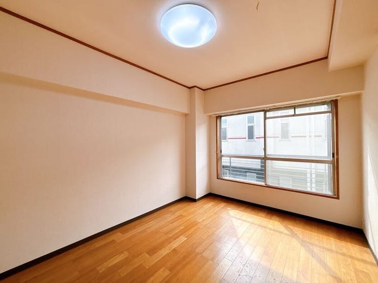 大きな窓から朝日が差し込み、目覚めのよい1日が迎えられそうです◎