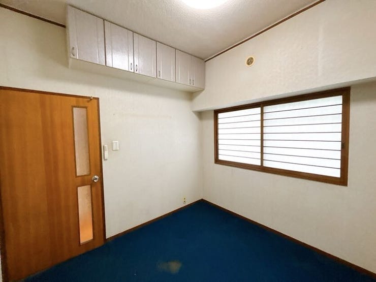 窓から日が差す明るいお部屋です。