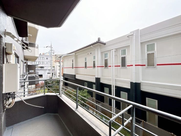 バルコニーは日当たり良好で、洗濯物もよく乾きます◎