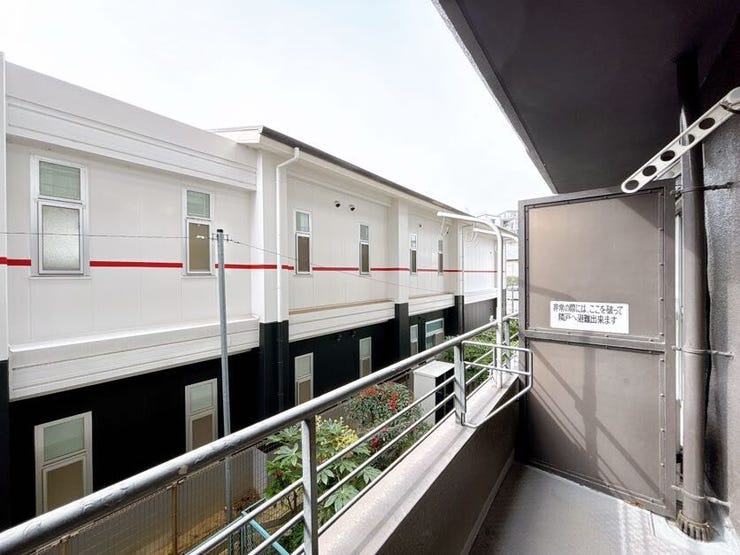 窓の間口が広く、洗濯物などの取り込みもスムーズです◎