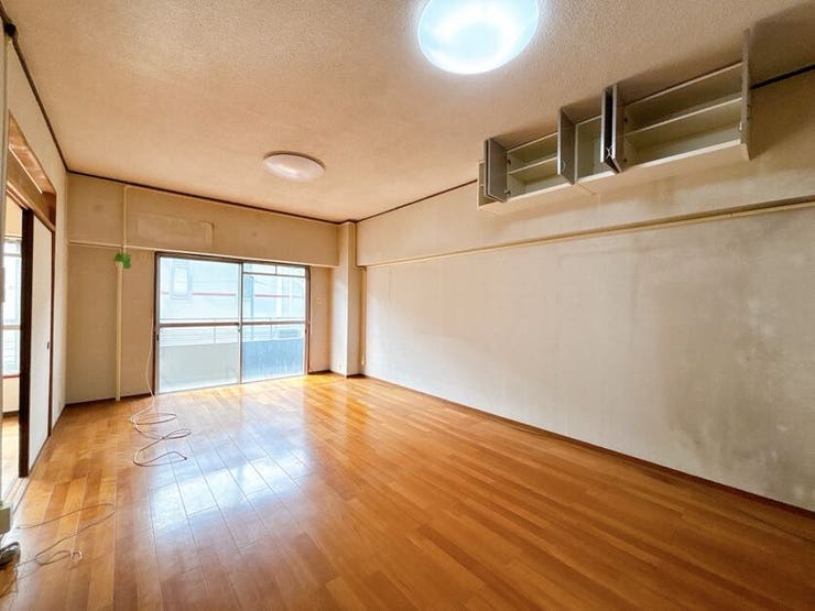 開口部に広い窓があり、採光・通風ともに多く取り込めます。