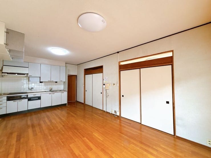 白をベースとした爽やかな明るい木目のリビングです。