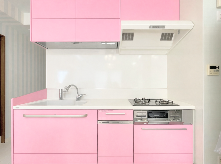 ピンクカラーがかわいい明るいキッチン。お料理が楽しくなる空間です。
浄水器、食器洗浄乾燥機ついてます。