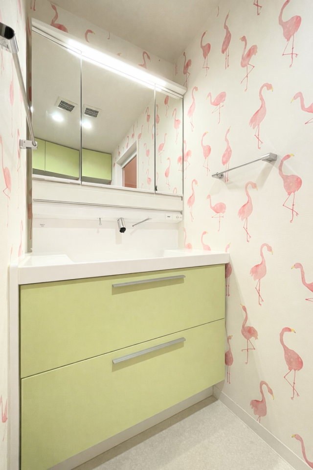 洗面台の鏡裏は収納スペースになっています。
隠す収納でスッキリ周辺を片付けることが出来ます。
小さめのドライヤーならすっぽり収まります。