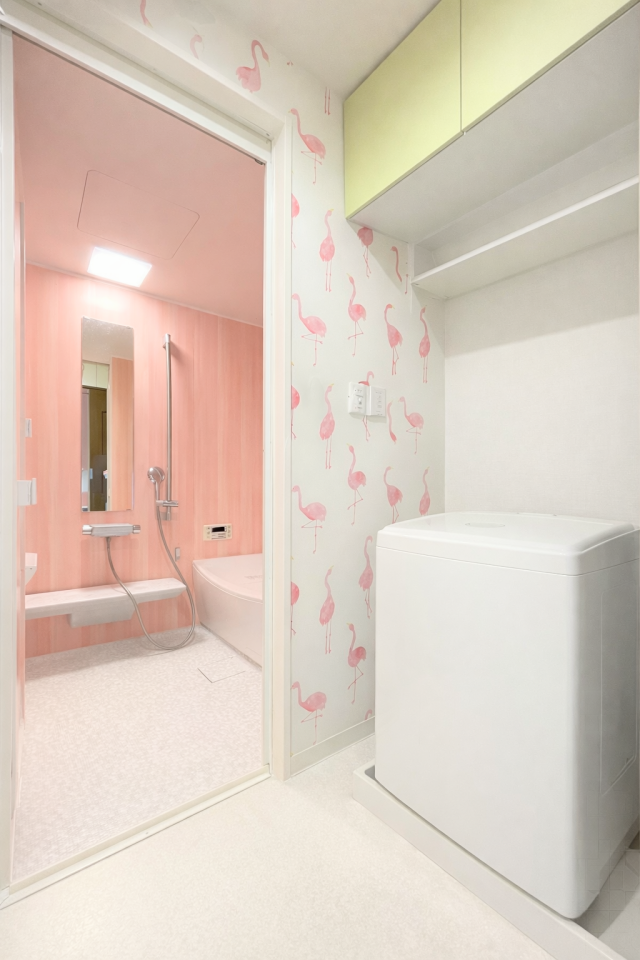 室内洗濯機置き場があるので、
汚れた洋服を洗面台で一度洗ったら
そのまま洗濯機に入れることが出来ます。