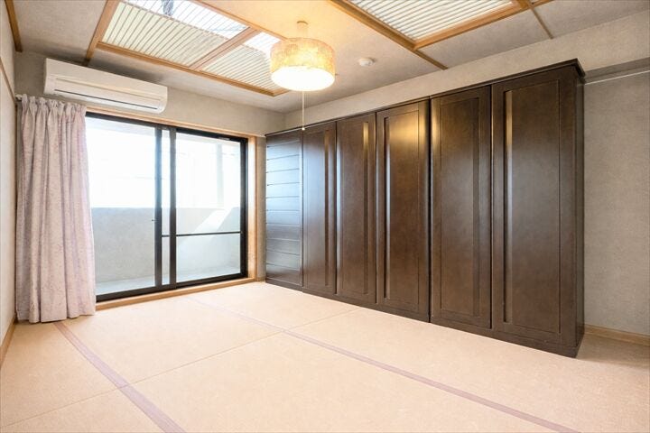 柔らかであたたかな感触の畳は
ほどよく湿気を吸ってくれるので、直接肌に触れても快適です。
お昼寝の場所にも最適です。