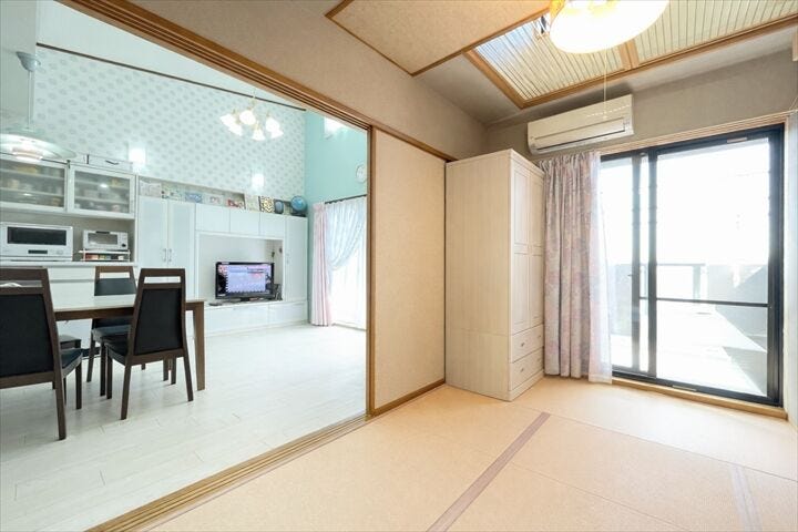 リビングとつながる畳敷きのお部屋は、
お客さまが遊びに来た時にも使えますし、
ちょっと疲れた時にお昼寝できるのもうれしいですね。