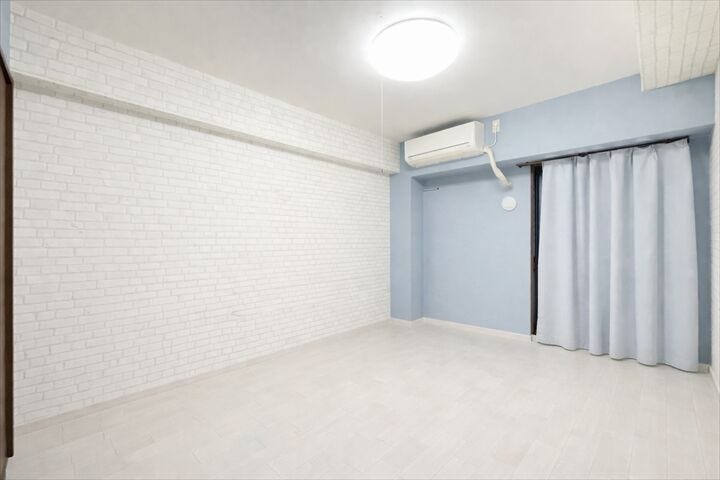 カーテンをメルヘン的なイラストを選んでみると、
幻想的な世界が広がり想像力も高まります。
遊び心のある素敵な空間にできそうです。