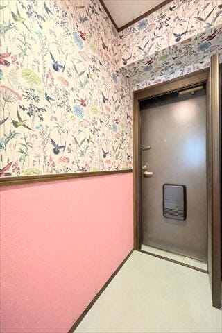 華やかなデザインクロスが迎えてくれる、こだわりの玄関空間。
