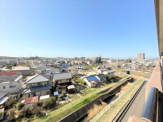 日差しを遮るオーニングやシェードなどを設置すれば夏場でも快適なスペースとなります。
設置することで、室内温度の上昇を抑えるとともに、エアコンなどの電気使用量を低減することにもつながりますね。