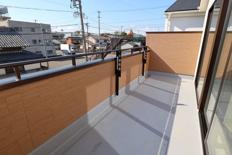 ◇バルコニー◇ 同仕様
南東向きバルコニー♪
陽当たりが良く洗濯物が良く乾きそうです♪