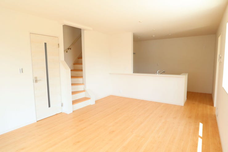 ◇リビング◇ 同仕様
南面を広く取ったリビングは日当たり良好です♪
一家団欒の時間が増えそうですね♪