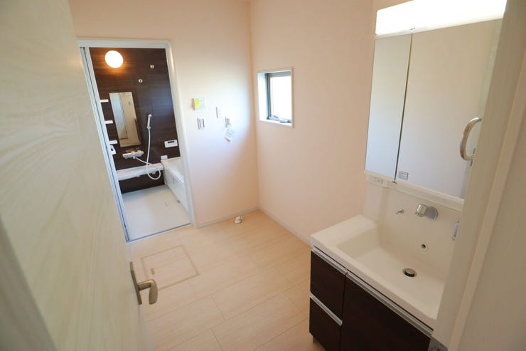 ◇洗面所◇ 同仕様
シャワー付き洗面化粧台♪
三面鏡付で朝の身支度もラクラクです♪