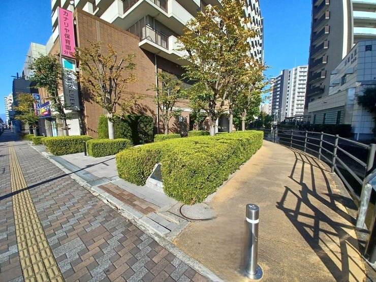 ゆったりとした前面道路で、ベビーカーやペットのお散歩もスムーズに楽しめます