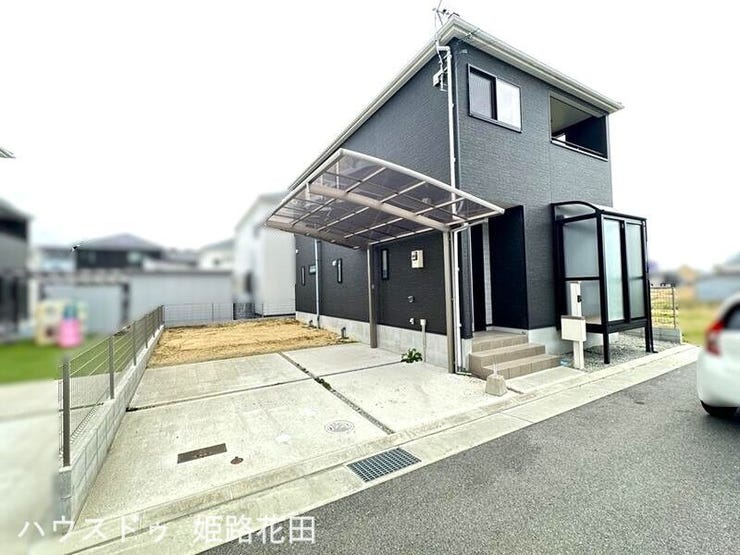 【外観】
築浅!!駐車場4台♪