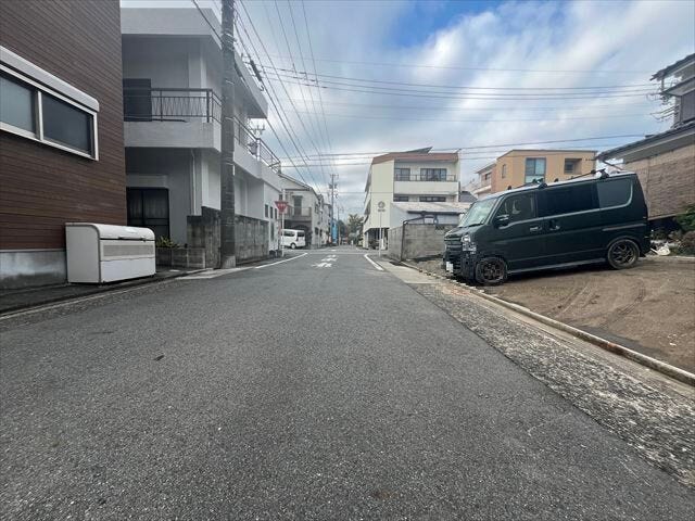 幅員約6mの前面道路です。道路幅にゆとりがあるので、車種を選びません。大きめの車を乗りたい方にもオススメです。