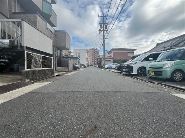 幅員約6mの前面道路です。車がすれ違うのに十分な道幅です。車が2台と通行人も通れる幅となっています。