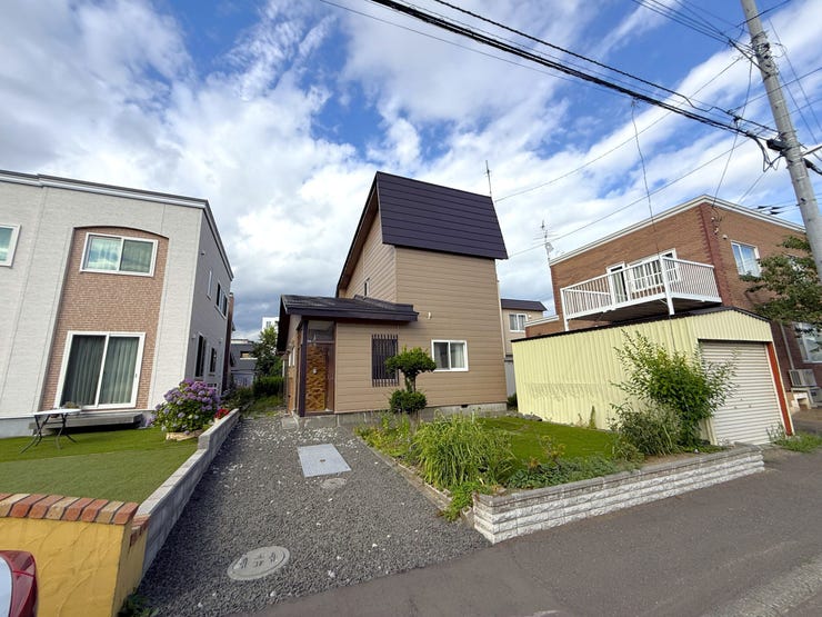 【外観】
建築条件なしのため、お好きなハウスメーカーで理想の住まいを実現可能。約63坪の敷地は建物と庭のバランスも取りやすく、駐車計画も検討しやすい条件です。ぜひ現地でご確認ください!