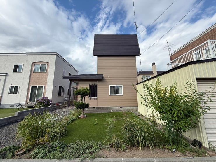 約63坪のゆとりある敷地は、理想のマイホームを叶えるための十分な広さ。建物と庭のバランスを考えたプランニングが可能で、駐車スペースやガーデニングも楽しめます。暮らしにゆとりをもたらす住環境です。