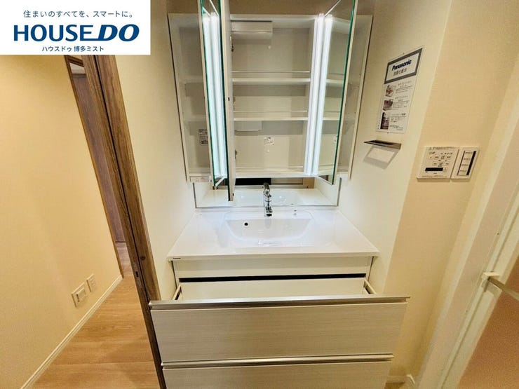 【家族みんなの使いやすさ】お手入れしやすく使いやすい3面鏡付きの洗面台。収納スペースも広く、洗剤や掃除道具をたっぷりと収納できます。