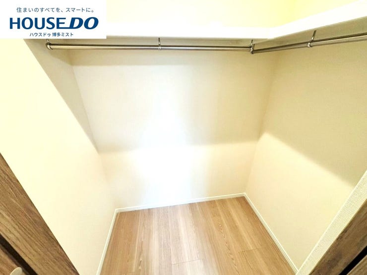 【欲しいところの収納力】実際に生活することを考え、お部屋の収納を重視しました。かさばる季節の衣類や大きなキャリーバッグもラクラク収納♪