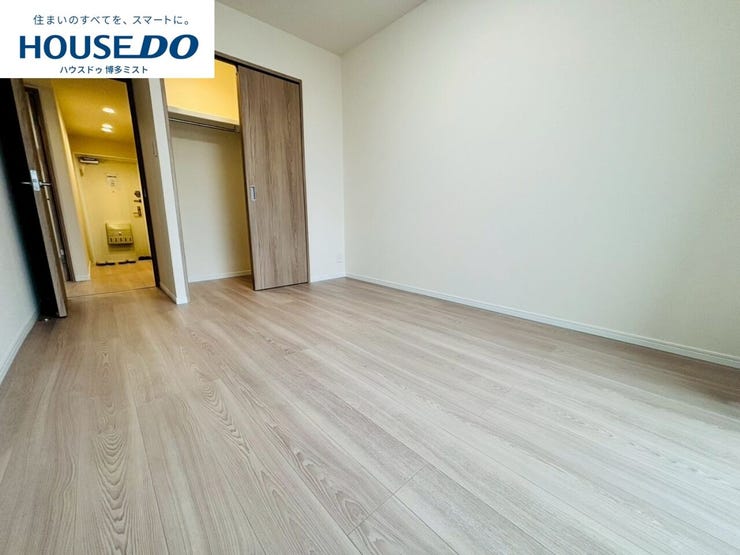 【プライベートルームの過ごし方】ベッドや机などの家具を置いてもゆとりある広さ。何にも邪魔されたくない一番のプライベート空間だから、過ごしやすさは大切にしたい・・・。