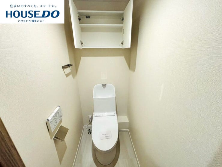 【毎日の使うものだから】温水洗浄便座付きのトイレです。汚れてもサッとひと拭きでお手入れ簡単。節水仕様でしっかり洗浄できます。環境にやさしく、しかも経済的です。