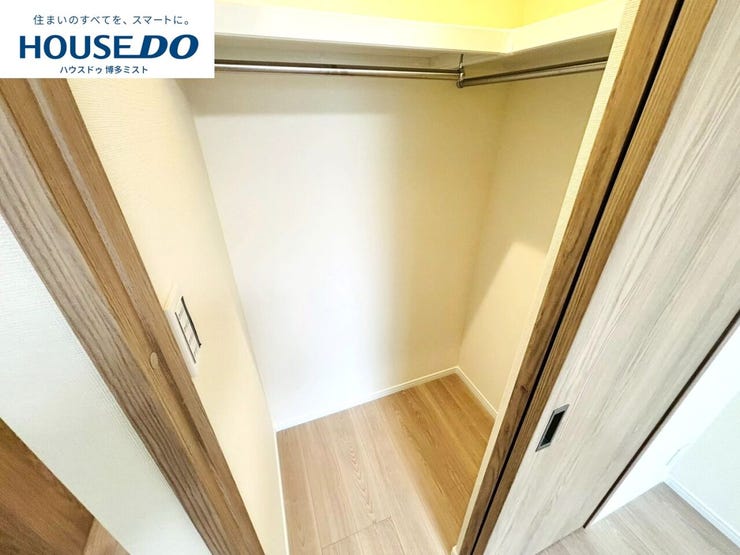 【欲しいところの収納力】実際に生活することを考え、お部屋の収納を重視しました。かさばる季節の衣類や大きなキャリーバッグもラクラク収納♪