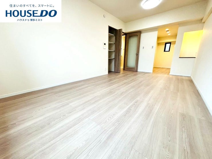 【家族の時間、穏やかな空間】家族が集まるリビングは床や壁をシンプルなテイストに。居心地が良いから自然と集まり、特別なことはしないけど、家族といる安心感は大切♪